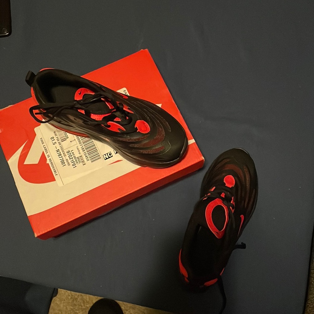 Nike Air Max Exosense size: 1.5y Black with red